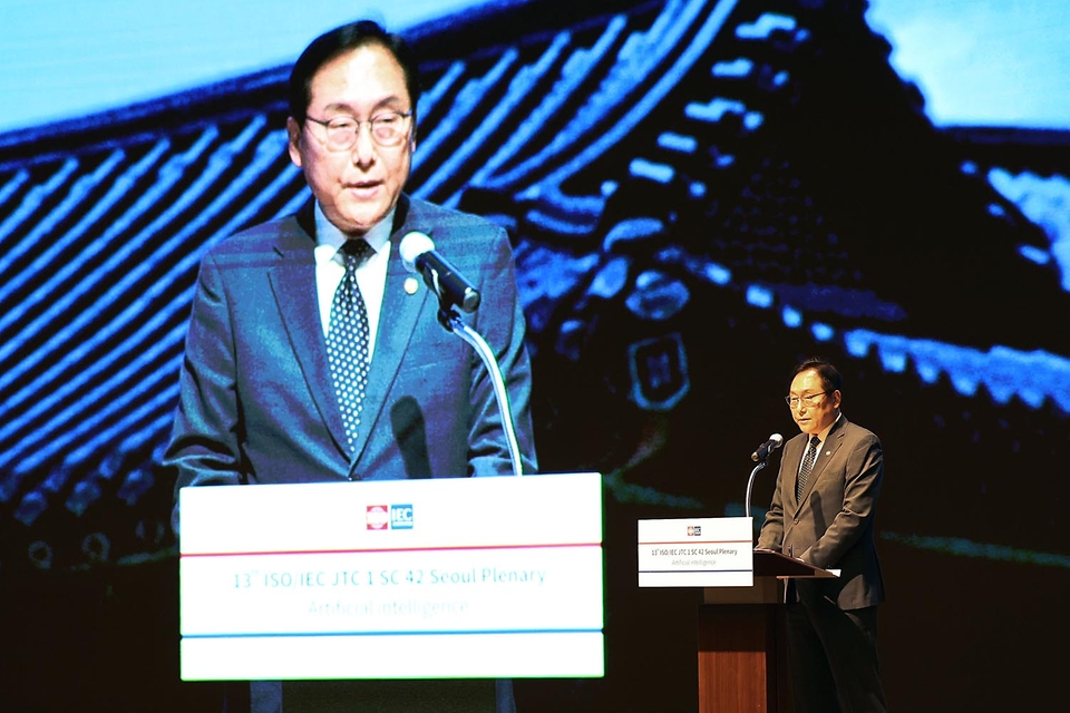 정인교 산업통상자원부 통상교섭본부장이 22일 서울 중구 대한상공회의소에서 열린 ‘AI 국제표준화 총회’에서 환영사를 하고 있다.