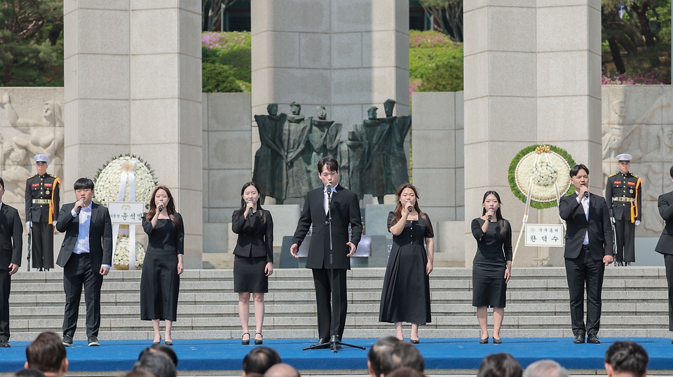 19일 오전 서울 강북구 국립 4·19민주묘지에서 열린 제64주년 4·19혁명 기념식에서 기념공연을 하고 있다.