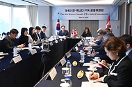 정인교 산업통상자원부 통상교섭본부장이 22일 서울 중구 롯데호텔에서 열린 ‘제4차 한-캐나다 자유무역협정(FTA) 공동위원회’에서 캐나다 투자·교역 애로 해소 등 주요 의제를 논의하고 있다.