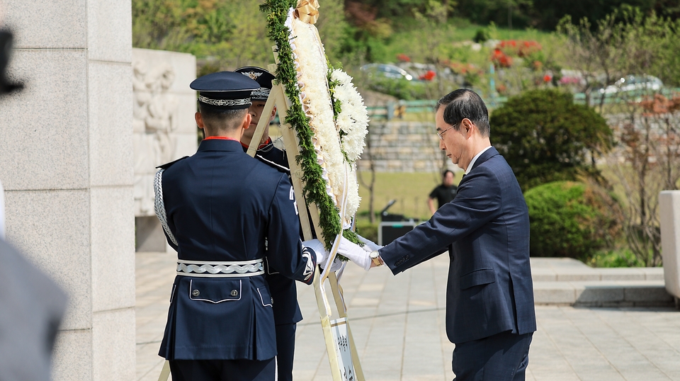 한덕수 국무총리가 19일 오전 서울 강북구 국립 4·19민주묘지에서 열린 제64주년 4·19혁명 기념식에 참석하여 헌화 및 참배를 하고 있다.