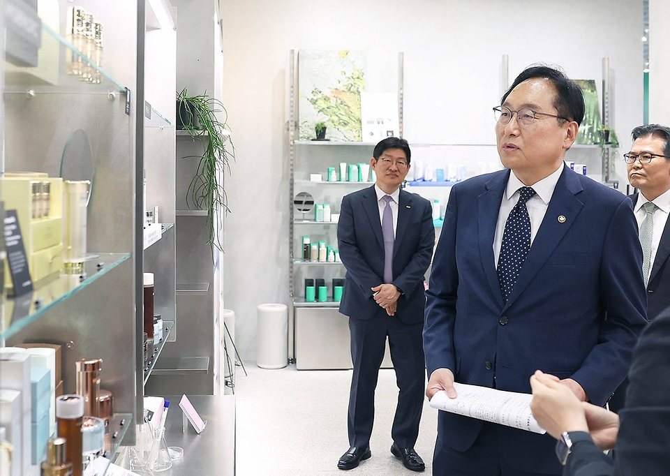 정인교 산업통상자원부 통상교섭본부장이 22일 서울 용산구 아모레퍼시픽 본사를 방문해 회사 내 현장 시설을 둘러보고 있다. 