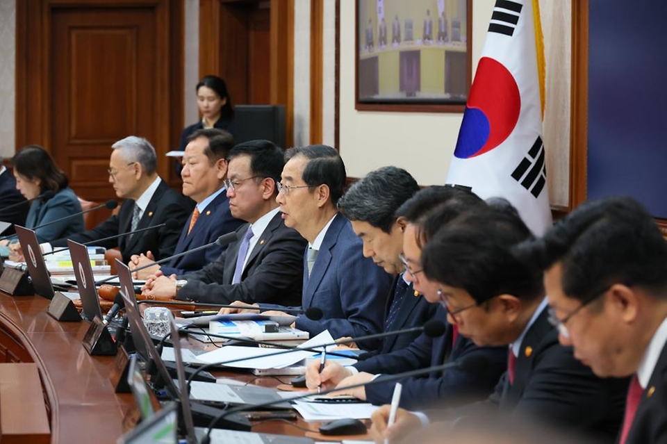 한덕수 국무총리가 23일 서울 종로구 정부서울청사에서 열린 ‘제18회 국무회의’에서 국무위원들에게 적극적인 현장 의견 청취와 부처간 협업을 강조하는 발언을 하고 있다. 