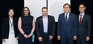 정인교 산업통상자원부 통상교섭본부장이 22일 서울 중구 대한상공회의소에서 열린 ‘AI 국제표준화 총회’에서 참석자들과 기념 촬영을 하고 있다.