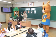 오유경 식품의약품안전처 처장이 22일 대전시 용전초등학교를 방문해 늘봄학교 일일교사로 식품영양·안전교육 수업을 진행하고 있다.