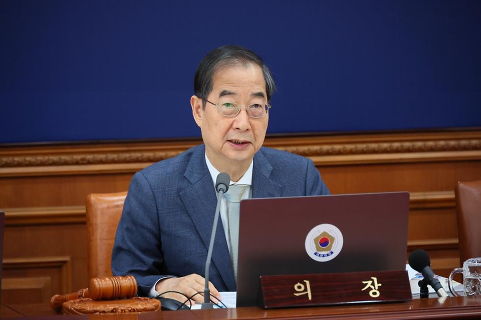 한덕수 국무총리가 23일 서울 종로구 정부서울청사에서 열린 ‘제18회 국무회의’에서 국무위원들에게 적극적인 현장 의견 청취와 부처간 협업을 강조하는 발언을 하고 있다. 