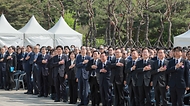 한덕수 국무총리가 19일 오전 서울 강북구 국립 4·19민주묘지에서 열린 제64주년 4·19혁명 기념식에 참석하여 정부, 정치권 등 주요 인사들과 같이 국민의례를 하고 있다.