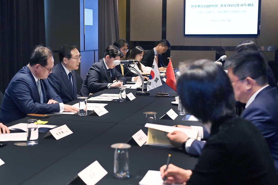 정인교 산업통상자원부 통상교섭본부장이 23일 서울 영등포구 코트야드 메리어트호텔에서 중국 랴오닝(遼寧)성 서열 1위 하오펑 당서기와 면담하고 있다. 이날 면담에서는 경제·산업·물류 중심지로서 선양(瀋陽), 다롄(大連) 등 랴오닝성에 진출한 500여 개 우리 기업 지원방안 등을 논의했다.