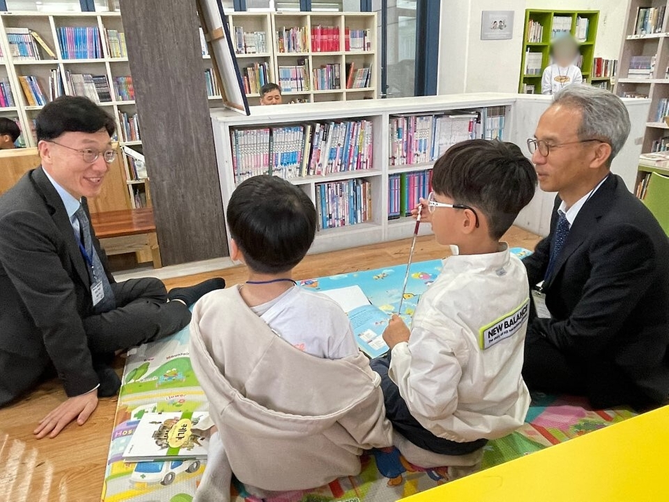 봉사활동 참여 공관장들은 23일 서울 관악구 상록보육원을 방문해 원생들과 함께 세계 여러 국가를 소개하는 그림을 그리고 동화책을 읽어주는 봉사활동을 진행했다.