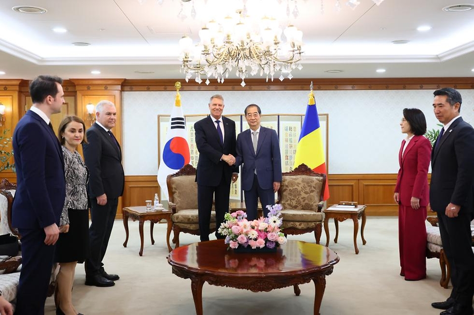 한덕수 국무총리가 23일 서울 종로구 정부서울청사에서 한국을 공식 방문한 클라우스 베르네르 요하니스(Klaus-Werner Iohannis) 루마니아 대통령과 만나 악수하고 있다.