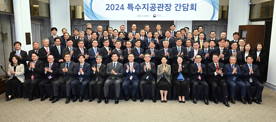 조태열 외교부 장관이 23일 서울 중구 프레스센터에서 열린 ‘특수지공관장 만찬간담회’에서 참석자들과 기념 촬영을 하고 있다.