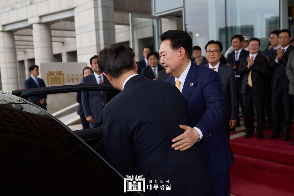 윤석열 대통령이 23일 서울 용산 대통령실 청사에서 열린 이관섭 비서실장 퇴임 및 정진석 신임 비서실장 취임 인사 행사 뒤 대통령실 청사를 떠나는 이관섭 비서실장을 배웅하고 있다. 