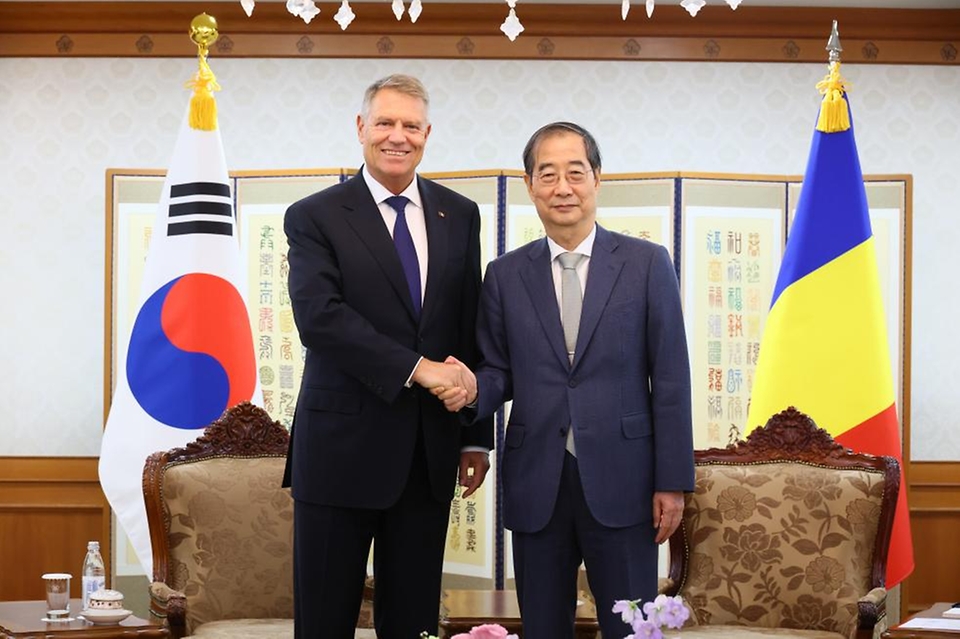 한덕수 국무총리가 23일 서울 종로구 정부서울청사에서 한국을 공식 방문한 클라우스 베르네르 요하니스(Klaus-Werner Iohannis) 루마니아 대통령과 만나 악수하고 있다.