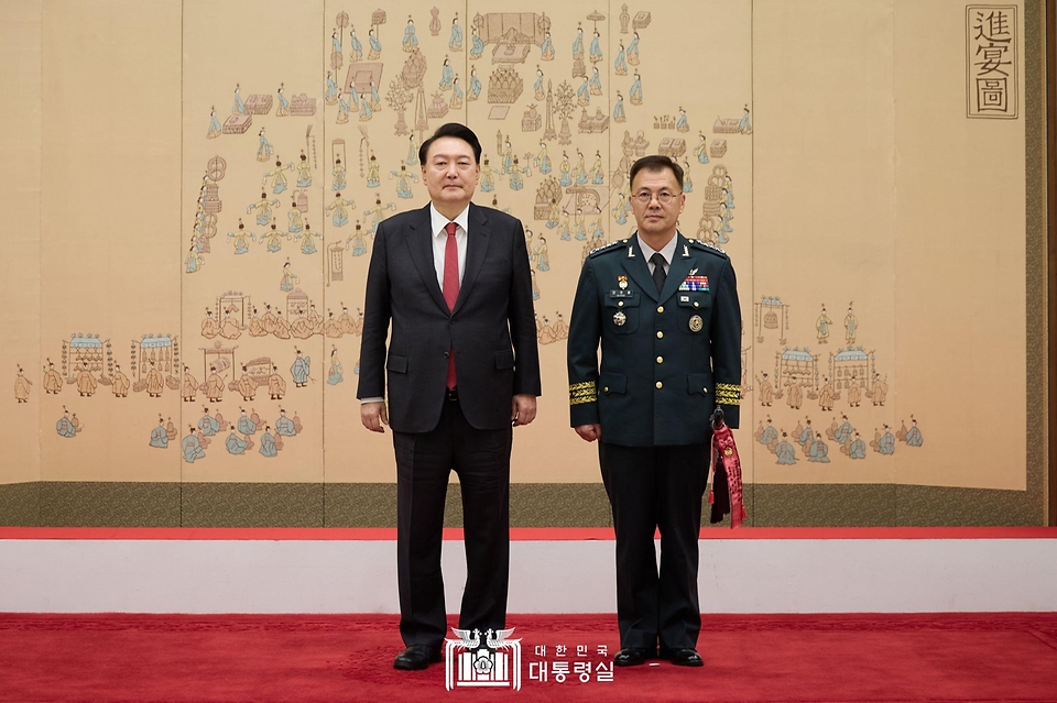 윤석열 대통령이 24일 서울 용산 대통령실 청사에서 열린 장성 진급·보직 신고 및 삼정검 수치 수여식에서 대장으로 진급한 강호필 신임 합동참모본부 차장에게 삼정검 수치를 수여한 뒤 기념 촬영을 하고 있다.