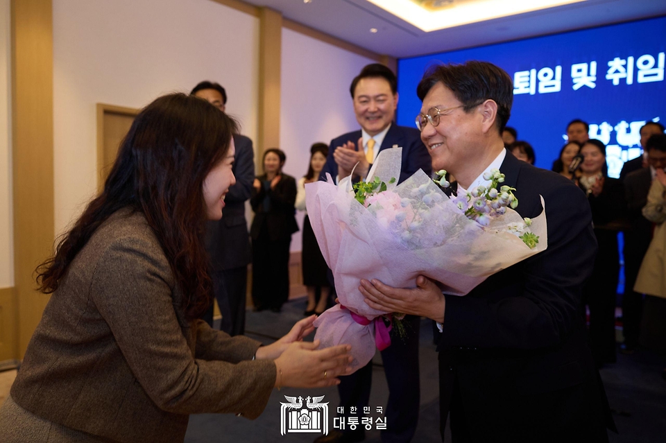 윤석열 대통령이 23일 서울 용산 대통령실 청사에서 열린 이관섭 비서실장 퇴임 및 정진석 신임 비서실장 취임 인사 행사에 참석해 직원으로부터 꽃다발을 받는 이관섭 전임 비서실장을 바라보며 박수를 치고 있다. 