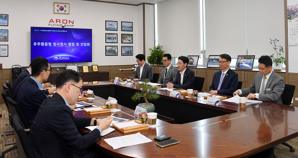 김윤상 기획재정부 차관이 23일 경상남도 사천시 소재 우주항공청 임시청사를 방문해 우주항공청 현장 간담회를 주재하고 있다. 