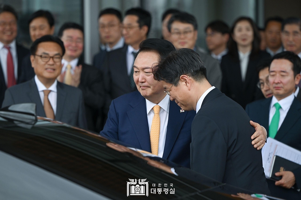 윤석열 대통령이 23일 서울 용산 대통령실 청사에서 열린 이관섭 비서실장 퇴임 및 정진석 신임 비서실장 취임 인사 행사 뒤 대통령실 청사를 떠나는 이관섭 비서실장을 배웅하고 있다. 