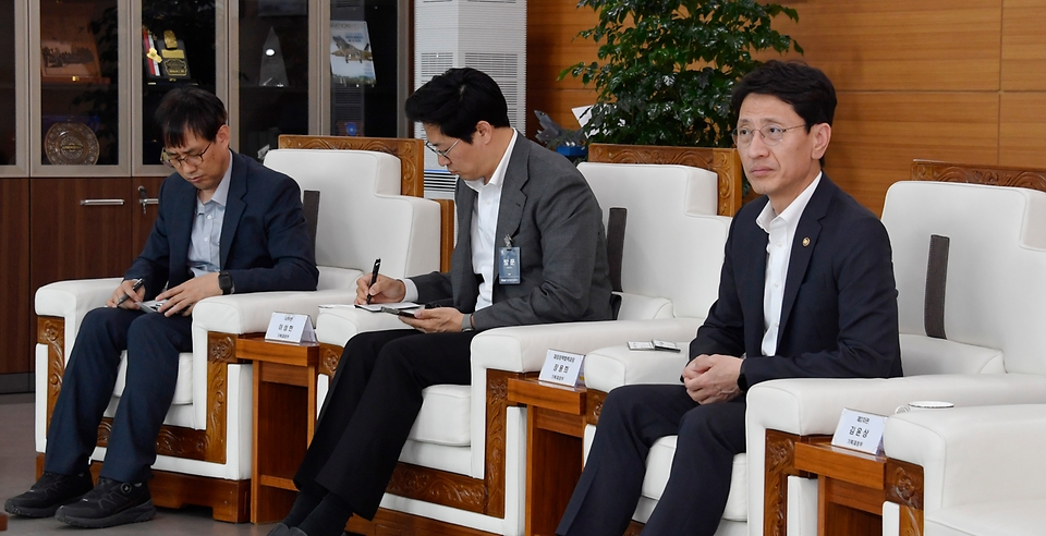 김윤상 기획재정부 차관이 23일 경상남도 사천시 소재 우주항공기업(KAI)을 방문해 관계자들과 면담을 하고 있다.