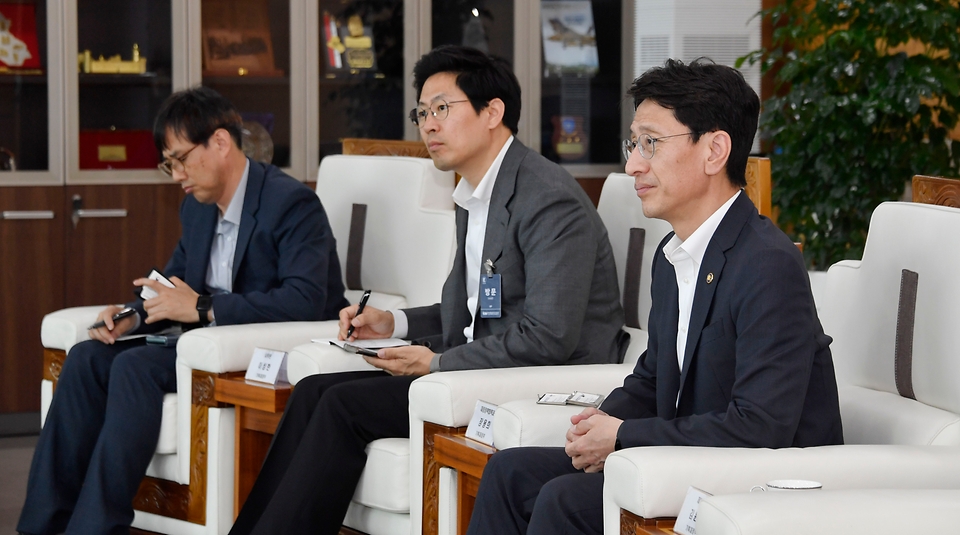 김윤상 기획재정부 차관이 23일 경상남도 사천시 소재 우주항공기업(KAI)을 방문해 관계자들과 면담을 하고 있다.