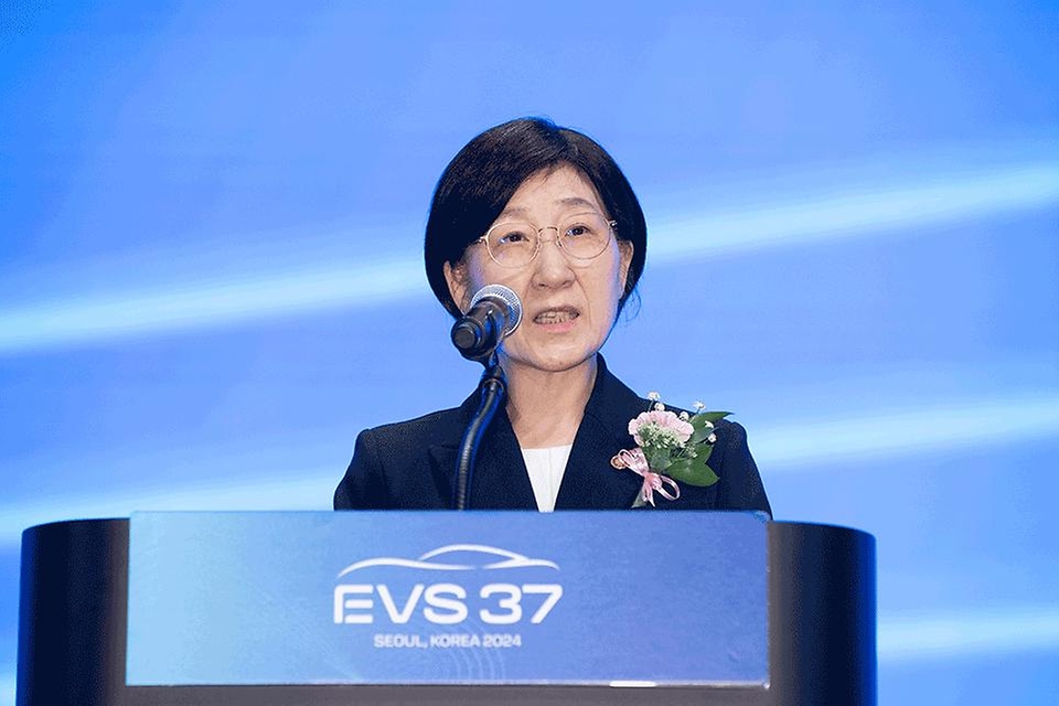한화진 환경부 장관이 24일 서울 강남구 코엑스에서 열린 ‘제37회 세계 전기차 학술대회 및 전시회(EVS37)’ 개회식에서 축사를 하고 있다.