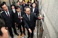 고기동 행정안전부 차관이 25일 대전시 동구 대전역 지하1층 지하철 지하상가에서 진행된 ‘주소기반 실내내비게이션 현장시연’을 참관하고 있다. 