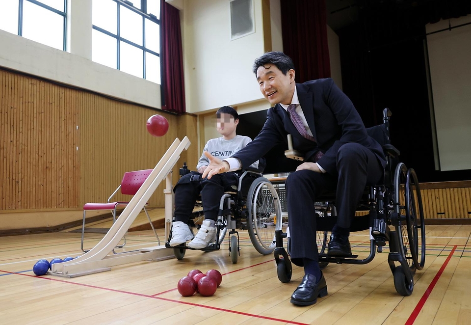 이주호 사회부총리 겸 교육부 장관이 24일 서울 마포구 한국우진학교를 방문해 학생과 보치아 경기를 즐기고 있다.