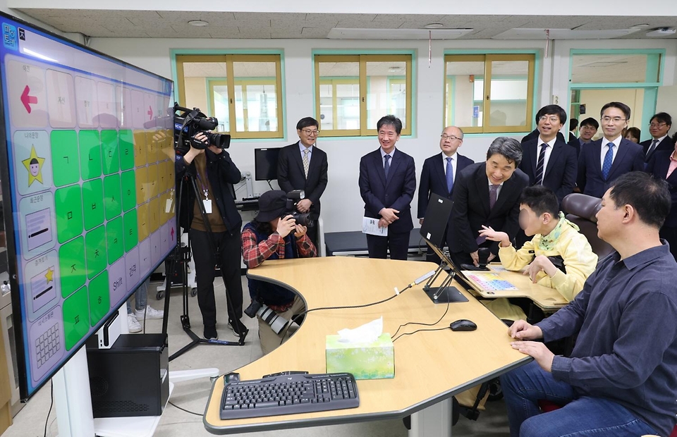 이주호 사회부총리 겸 교육부 장관이 24일 서울 마포구 한국우진학교를 방문해 교육 활동을 참관하고 있다.