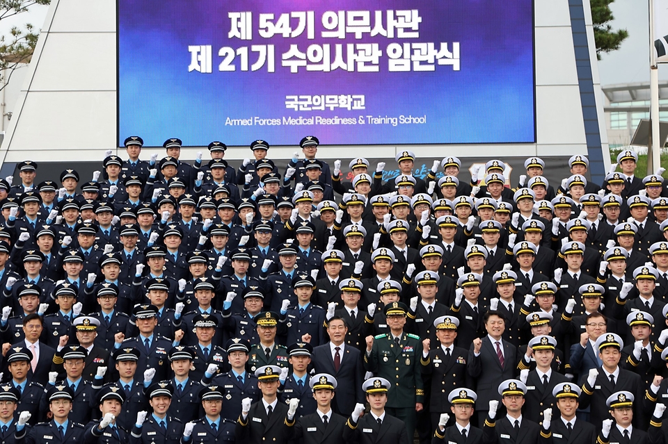 신원식 국방부 장관이 24일 충북 괴산 육군학생군사학교에서 열린 ‘제54기 의무사관·제21기 수의사관 임관식’에서 신임 장교 및 참석자들과 기념 촬영을 하고 있다.