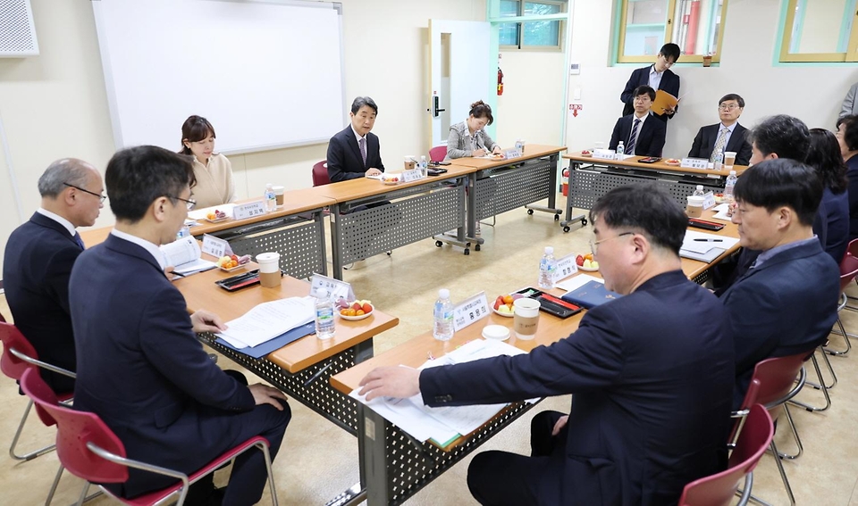 이주호 사회부총리 겸 교육부 장관이 24일 서울 마포구 한국우진학교를 방문해 교직원·학부모 간담회를 하고 있다. 이날 간담회에서는 장애학생 맞춤교육 지원에 대한 특수교육 현장 의견을 청취하고 관계자를 격려했다.