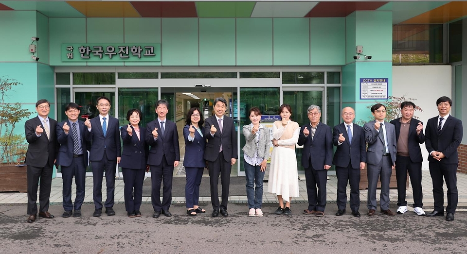 이주호 사회부총리 겸 교육부 장관이 24일 서울 마포구 한국우진학교를 방문해 관계자들과 기념 촬영을 하고 있다.