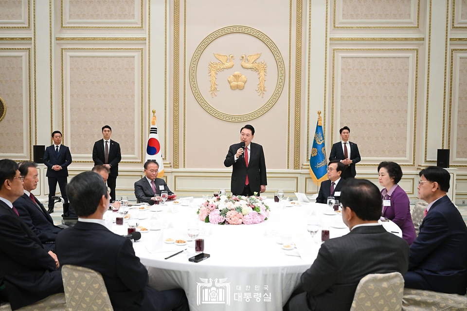 윤석열 대통령이 24일 청와대 영빈관에서 열린 ‘국민의힘 국회의원 격려 오찬’에서 발언하고 있다.