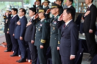 신원식 국방부 장관이 24일 충북 괴산 육군학생군사학교에서 열린 ‘제54기 의무사관·제21기 수의사관 임관식’에서 참석자들과 국기에 경례하고 있다.