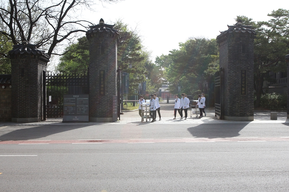 문화재청 직원들이 24일 서울 종로구 경복궁 영추문에서 지난해 말 스프레이 낙서로 훼손된 궁궐 담장에 2차 보존처리 작업을 하고 있다. 