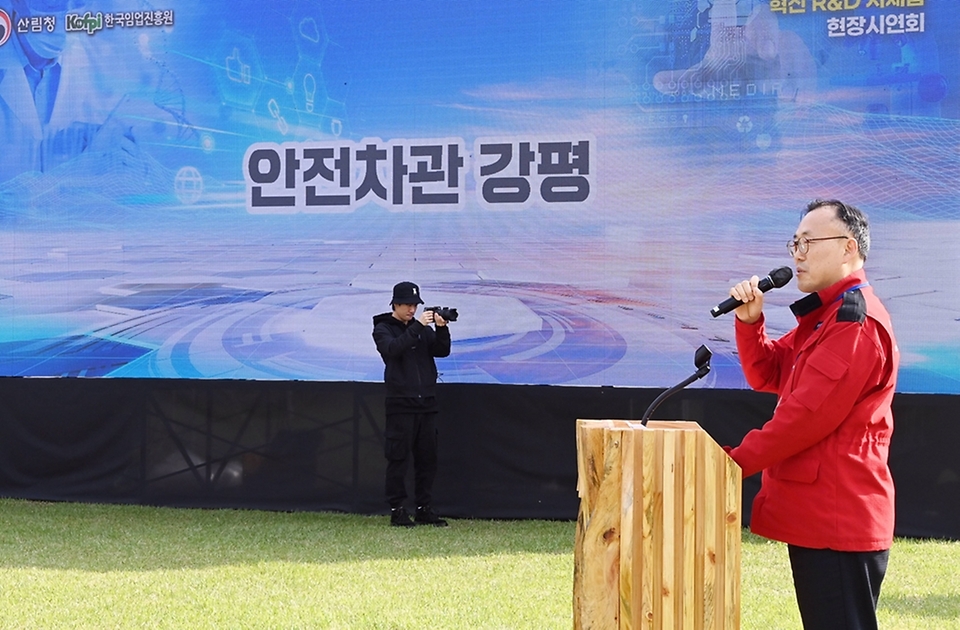 이한경 행정안전부 재난안전관리본부장이 24일 세종시 금남면 소재 금강자연휴양림 잔디광장에서 산불대원과 관계자들이 참석한 가운데 산불 진화 훈련 강평을 하고 있다. 