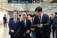 고기동 행정안전부 차관이 25일 대전시 동구 대전역 지하1층 지하철 지하상가에서 진행된 ‘주소기반 실내내비게이션 현장시연’을 참관하고 있다. 