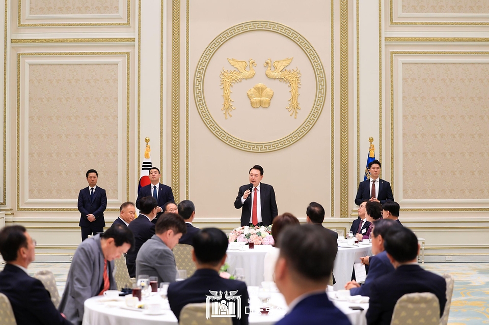 윤석열 대통령이 24일 청와대 영빈관에서 열린 ‘국민의힘 국회의원 격려 오찬’에서 발언하고 있다.