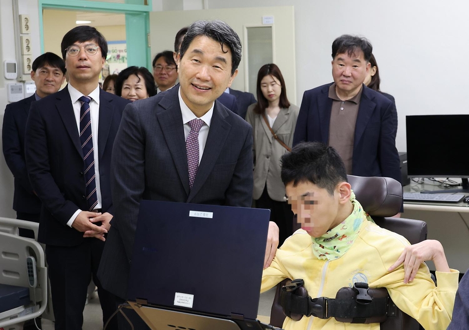 이주호 사회부총리 겸 교육부 장관이 24일 서울 마포구 한국우진학교를 방문해 교육 활동을 참관하고 있다.