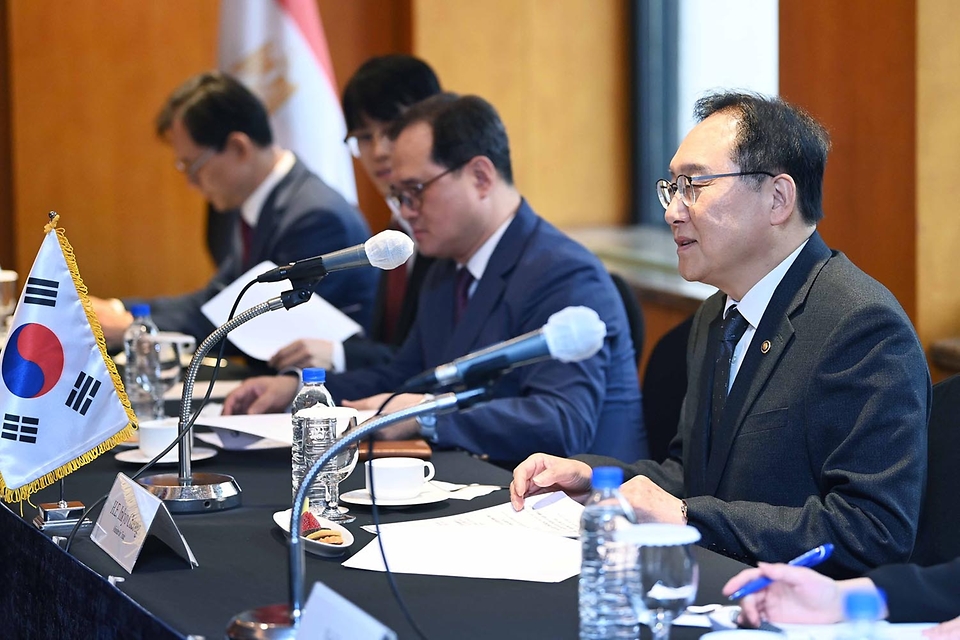 정인교 산업통상자원부 통상교섭본부장이 25일 서울 중구 롯데호텔에서 오사마 라비(Osama Rabie) 이집트 수에즈운하청장과 면담하고 있다. 이날 면담에서는 양국 간 해상 물류 협력 강화, 수에즈 운하의 친환경 전환 협력 방안 등을 논의했다.