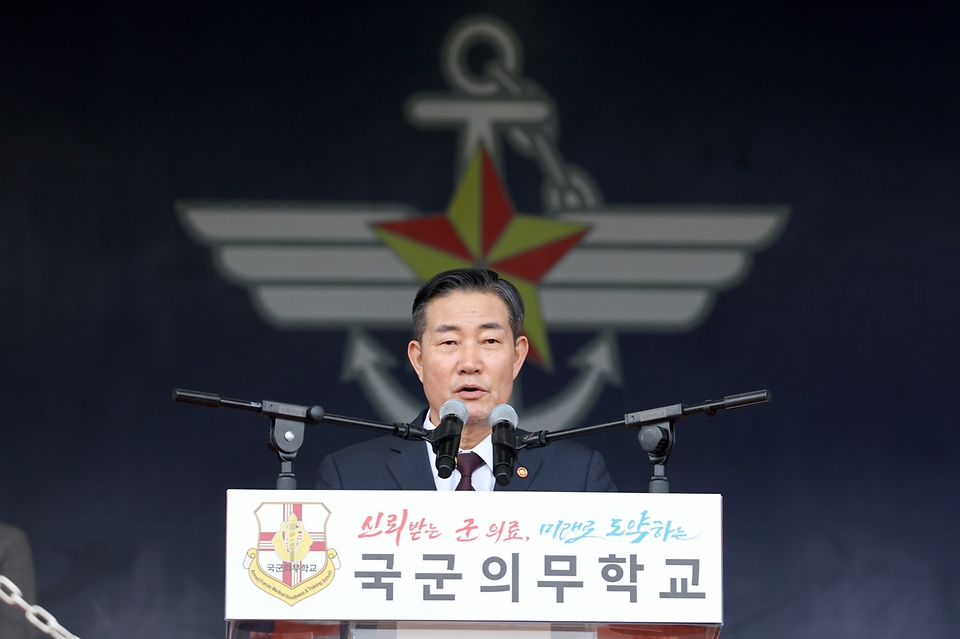 신원식 국방부 장관이 24일 충북 괴산 육군학생군사학교에서 열린 ‘제54기 의무사관·제21기 수의사관 임관식’에서 축사하고 있다.