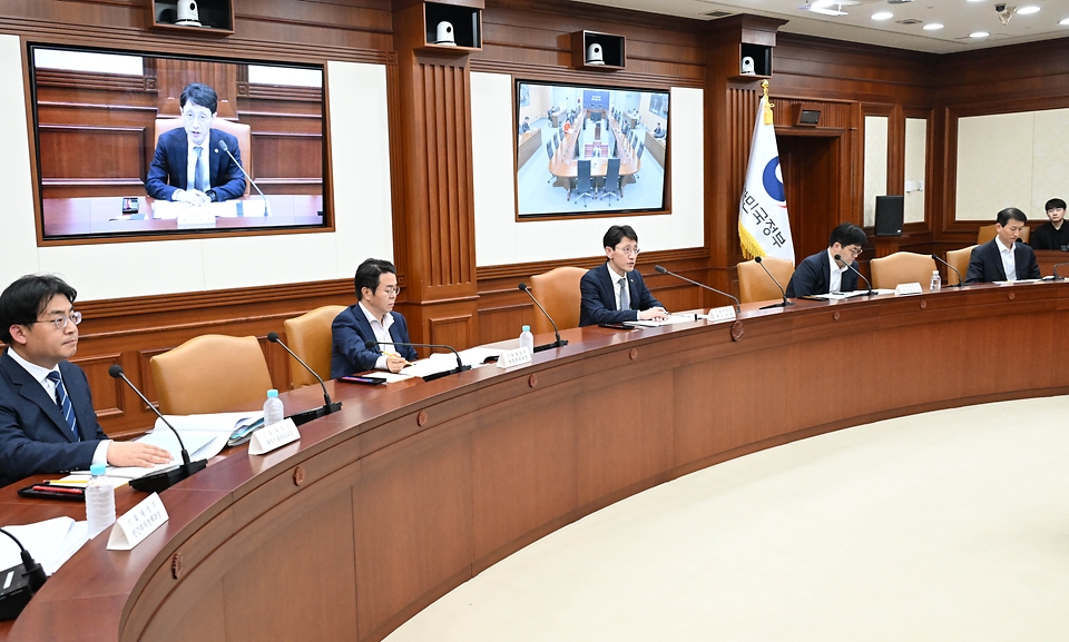 김윤상 기획재정부 차관이 25일 서울 종로구 정부서울청사에서 열린 ‘제15차 재정집행점검회의’를 주재하고 있다. 