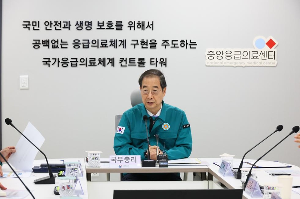 한덕수 국무총리가 25일 대전 서구에 위치한 충청권 광역응급의료상황실을 방문해 응급환자 이송 및 전원체계를 점검하고 관계자들과 대화하고 있다. 