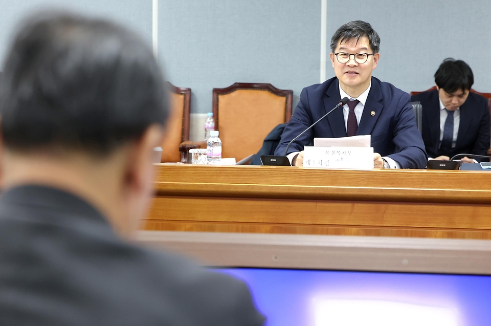 이기일 보건복지부 제1차관이 25일 전라북도 전주시 국민연금공단 본부를 방문해 국회 공론화 결과에 대한 국민연금연구원의 재정추계와 국민연금 운영 현황을 보고 받고 있다. 