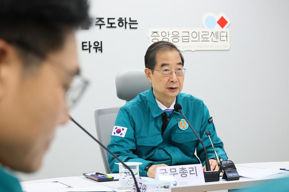 한덕수 국무총리가 25일 대전 서구에 위치한 충청권 광역응급의료상황실을 방문해 응급환자 이송 및 전원체계를 점검하고 관계자들과 대화하고 있다. 