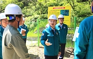 남성현 산림청장이 전남 구례군 산사태취약지역 사방사업지에서 주민안전을 위해 견실하고 철저한 시공을 당부하고 있다.