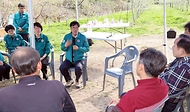 조재호 농촌진흥청장이 11일 경북 문경시 사과 재배 농가를 방문해 과수화상병 개화기 방제 상황을 점검하며 관계자들과 대화하고 있다.