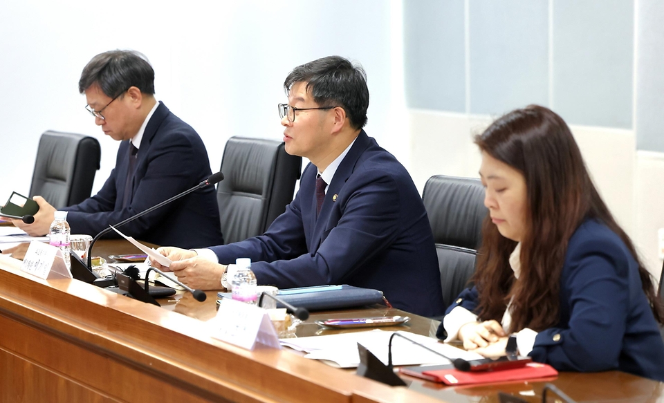 이기일 보건복지부 제1차관이 25일 전라북도 전주시 국민연금공단 본부를 방문해 국회 공론화 결과에 대한 국민연금연구원의 재정추계와 국민연금 운영 현황을 보고 받고 있다. 