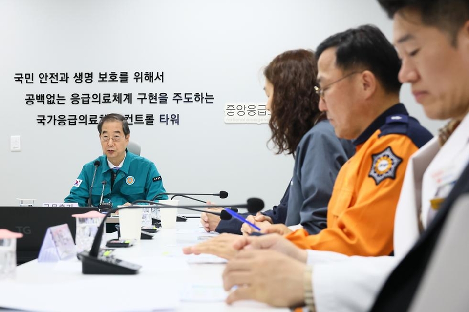 한덕수 국무총리가 25일 대전 서구에 위치한 충청권 광역응급의료상황실을 방문해 응급환자 이송 및 전원체계를 점검하고 관계자들과 대화하고 있다. 