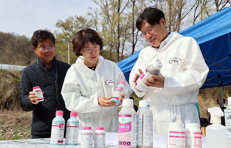 조재호 농촌진흥청장이 11일 경북 문경시 사과 재배 농가를 방문해 과수화상병 개화기 방제 상황을 점검하고 있다.