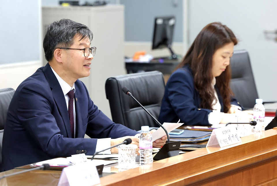 이기일 보건복지부 제1차관이 25일 전라북도 전주시 국민연금공단 본부를 방문해 국회 공론화 결과에 대한 국민연금연구원의 재정추계와 국민연금 운영 현황을 보고 받고 있다. 