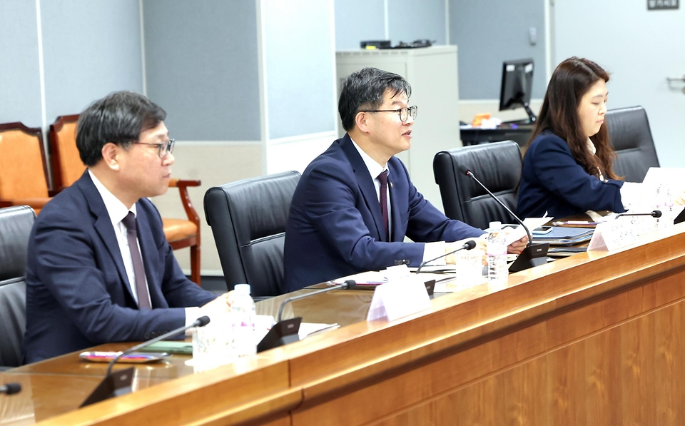 이기일 보건복지부 제1차관이 25일 전라북도 전주시 국민연금공단 본부를 방문해 국회 공론화 결과에 대한 국민연금연구원의 재정추계와 국민연금 운영 현황을 보고 받고 있다. 