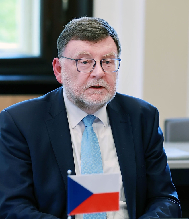 즈비넥 스타뉴라(Zbynek Stanjura) 체코 재무부 장관이 25일(현지시간) 체코 재무부 회의실에서 안덕근 산업통상자원부 장관과 면담하고 있다.